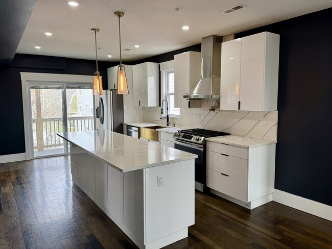 Building Photo - 567 Park St Unit 3