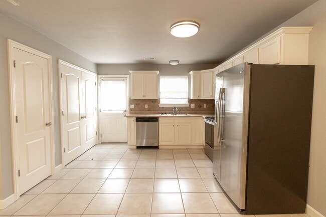 Photo - Condominium Convenience in Columbia!