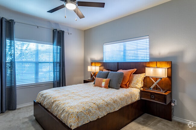 2BR, 2BA - 1,067SF - Lirio Apartments