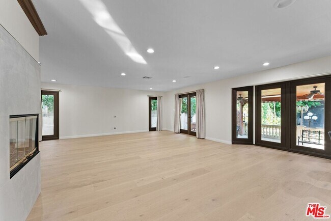 Photo - 15123 Greenleaf St