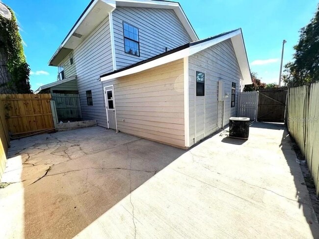 Photo - 453 Hemlock St