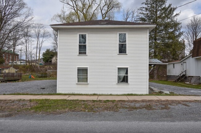 Building Photo - Three Bedroom Home in Beech Creek, PA!