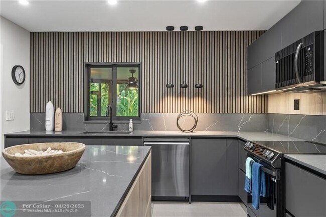 Photo - 425 NE 25th St