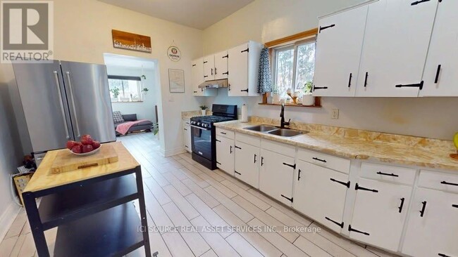 Photo - 132 Ferguson Ave N