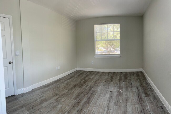 Photo - TOUR TODAY. APPLY TODAY. SAVE MORE Unidad 10128-B2 - Bostonian