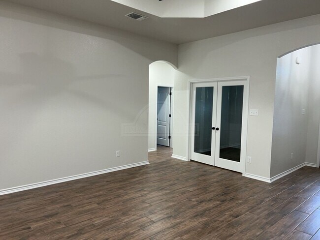 Photo - 805 Dred Roger Circle