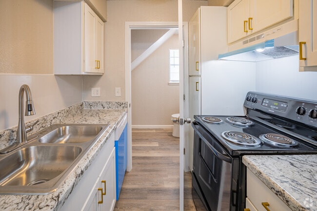 2BR, 1.5BA Style 1 - 825SF - Kitchen - College Park Townhouses