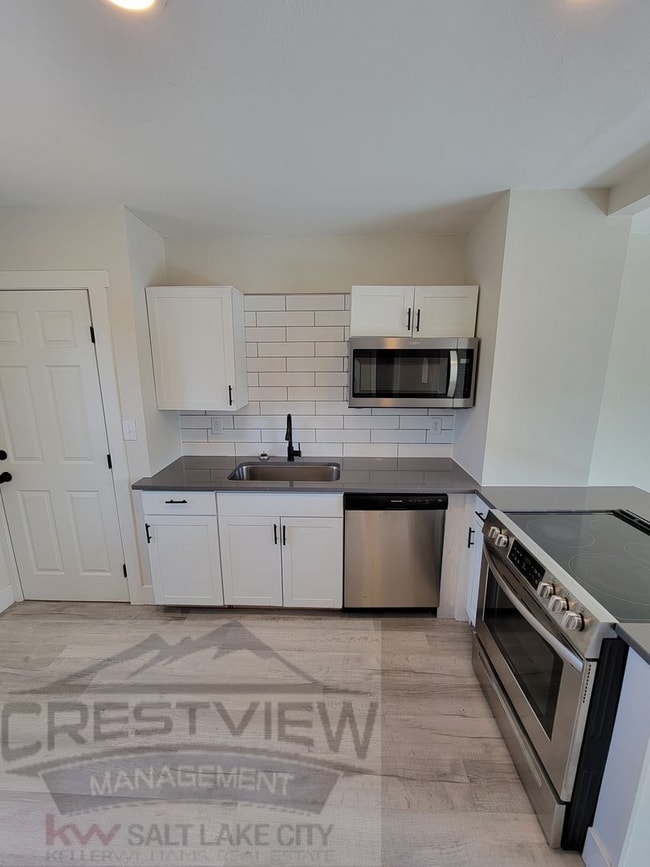 Photo - Theall Triplex Unit 986