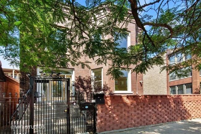 Building Photo - 852 W Belle Plaine Ave Unit 1