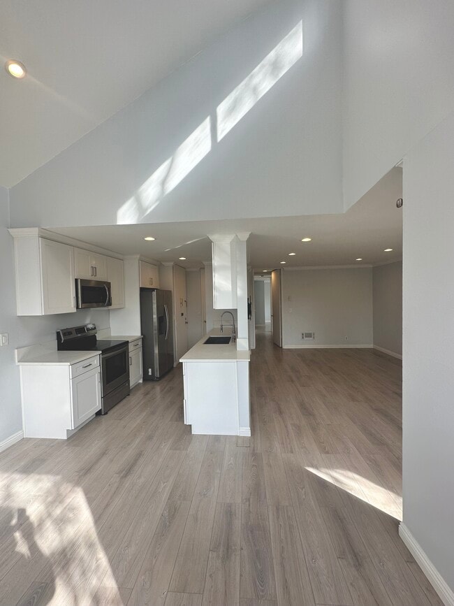 Photo - 6050 Canterbury Dr Unidad F305