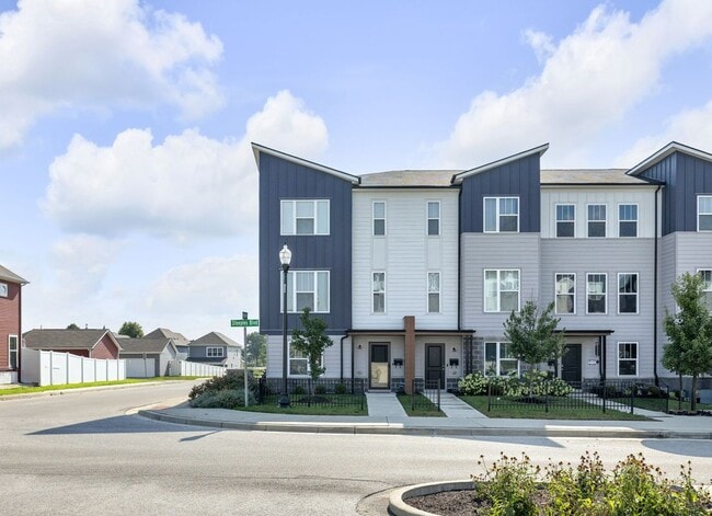 Photo - 319 Steeples Blvd