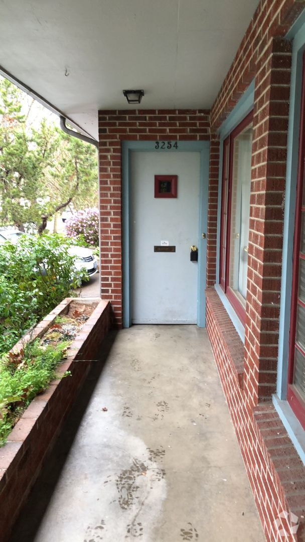 Building Photo - Charming 1 Bedroom/1 Bath Near Campus Rental