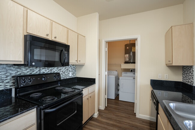 1BR, 1BA - 730SF - Kitchen - The Reserve at Cimarron