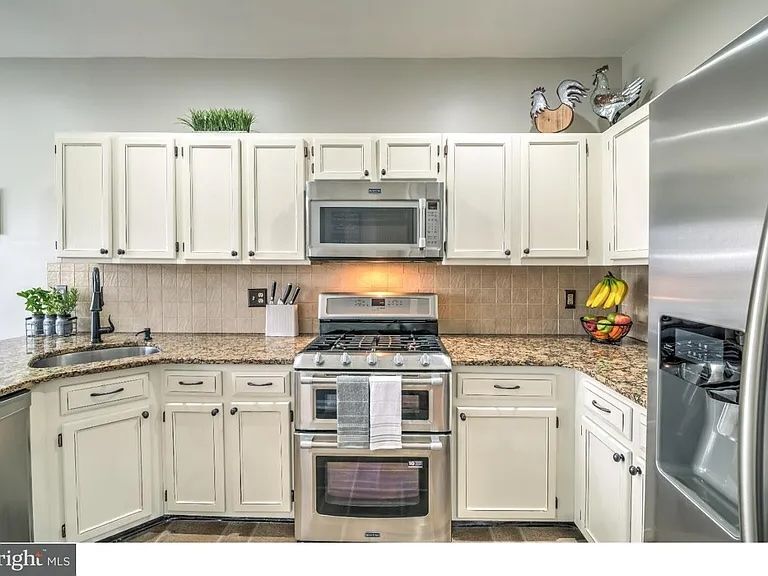 Photo - 216 Waverly Ct