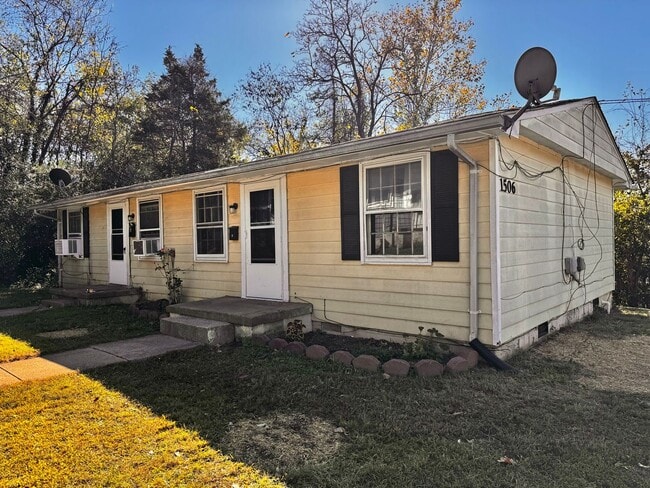 Building Photo - 1506 6th St SE Unit B