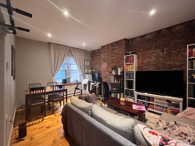 Building Photo - 19 Garrison St Unit 2 Rental