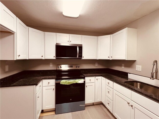 Building Photo - 144 Yorkshire St Unit 2 Rental