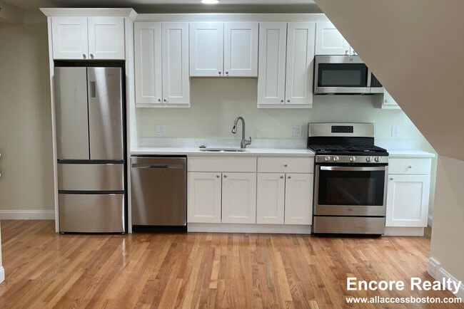 Building Photo - 12 Harris St Unit 3