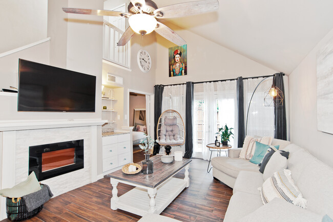 spacious living room - 300 Cimarron Way Casa