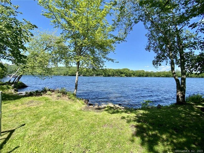 321 W Shore Rd