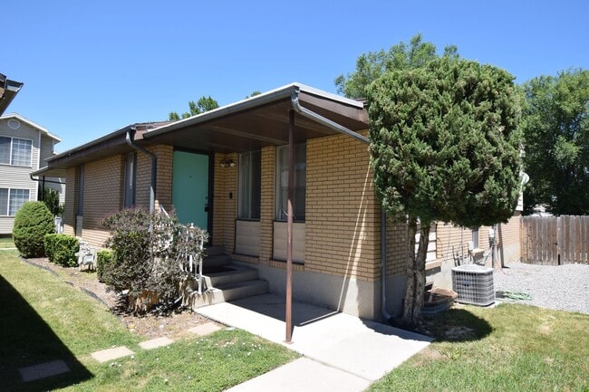 Building Photo - Quiet 3 bed Duplex in Murray – Near Ski Resorts with Mountain Views!!
