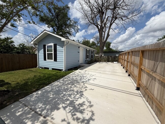 Building Photo - 1146 Majestic St