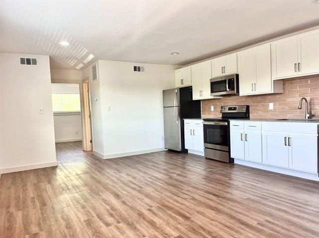 Building Photo - 125 E 8th St Unit 206