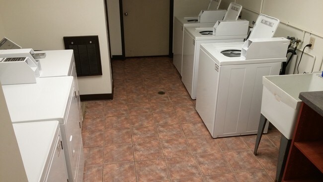 Laundry Facilities - Pearl Street Apartments