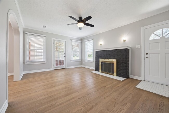 Photo - 700 Avenue of Oaks St