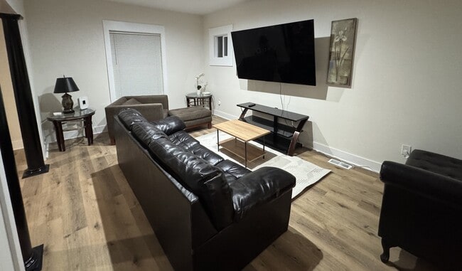 Building Photo - 220 W Buena Vista St