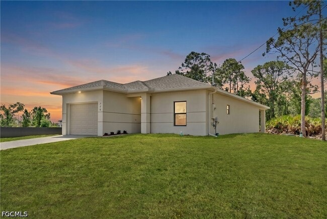 Building Photo - 726 Newhall St E