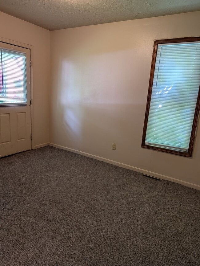 Building Photo - 205 1/2 Montgomery Unit C