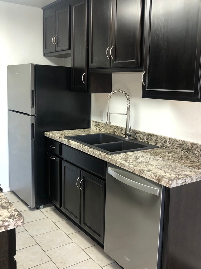 Encimeras de granito/fregadero de granja - 1033 Pearl St Unidad B
