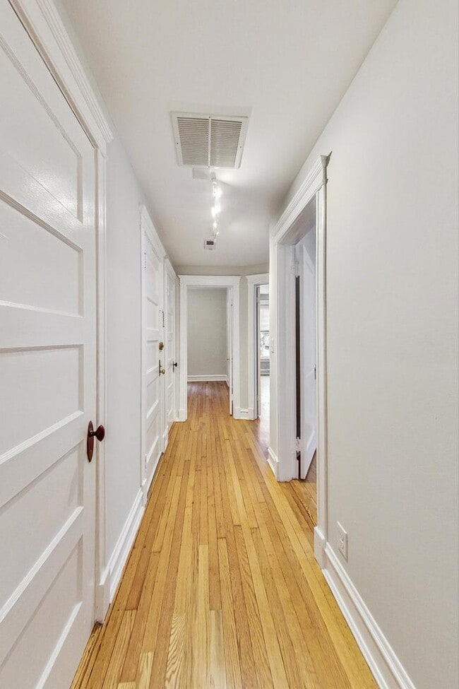 Photo - 4000 N Hermitage Ave Unit 1