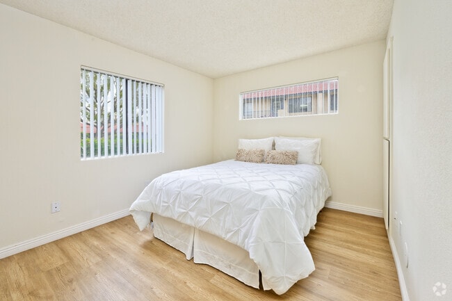 2BR, 2BA - 1100SF - Primary Bedroom