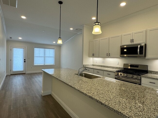 Building Photo - 7 E Dexter Ave Unit 40