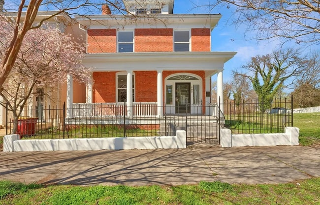 Building Photo - 507 W Washington St