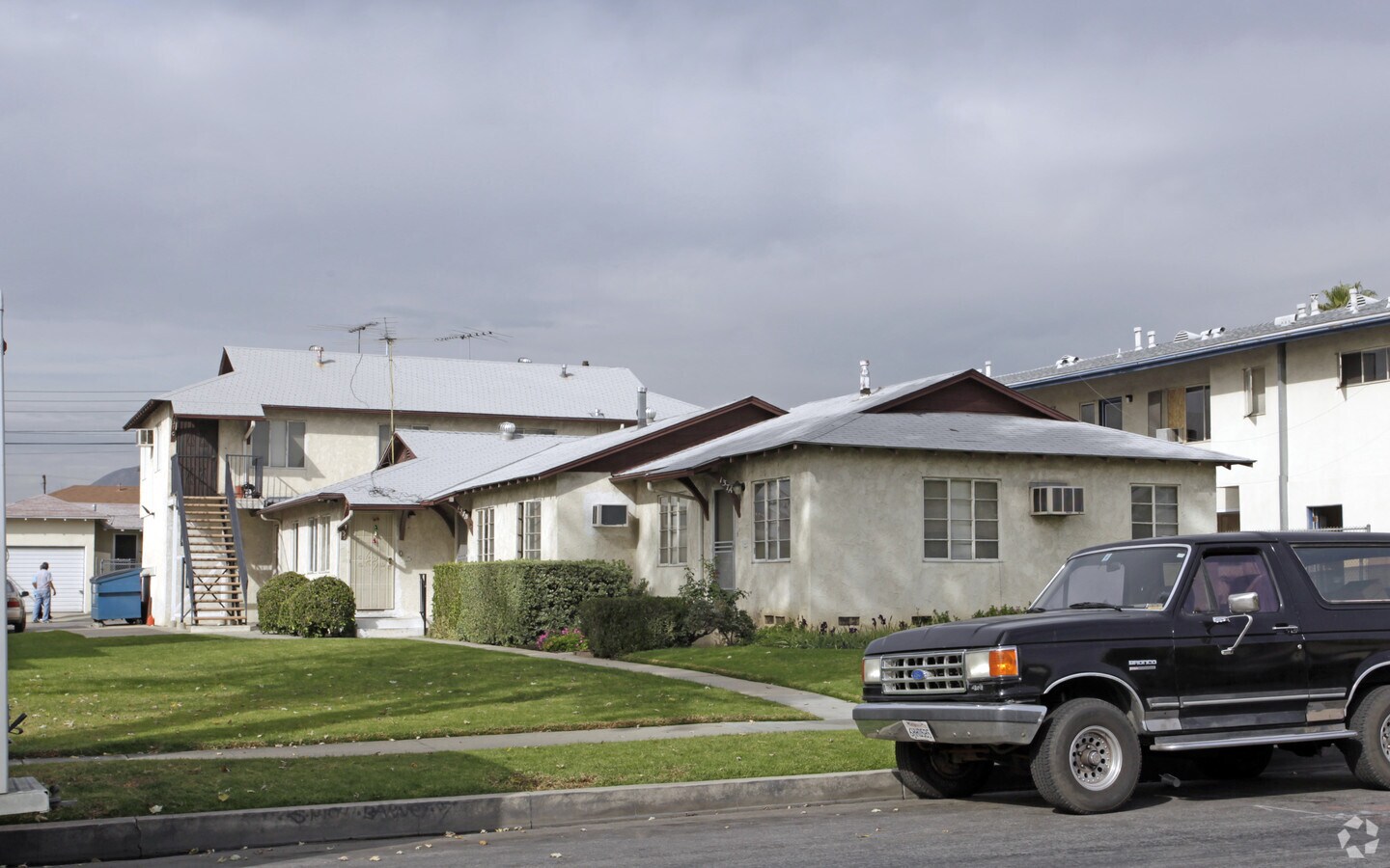 Photo - 137 Orange Grove Ave Apartments