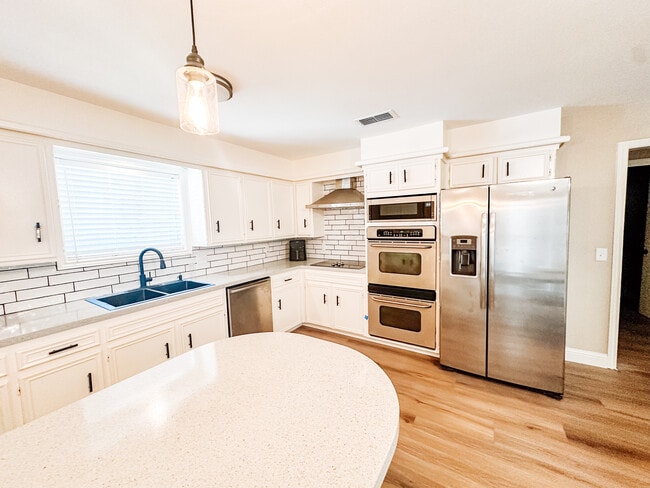 Photo - 5712 73rd St