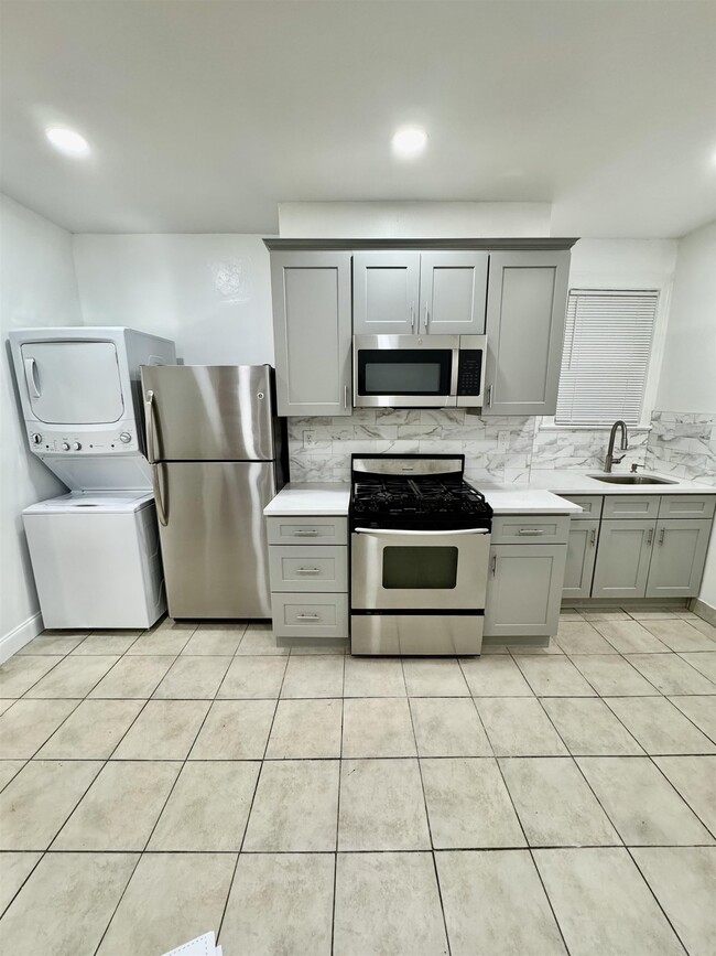Building Photo - 204 Zabriskie St Unit 1 Rental