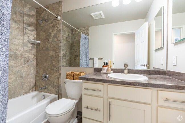 2 habitaciones, 2 baños - 1049 pies cuadrados - 1.er piso - Baño 1