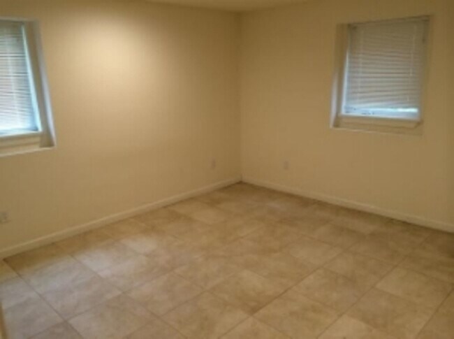 323-325 College Street, Unit 1