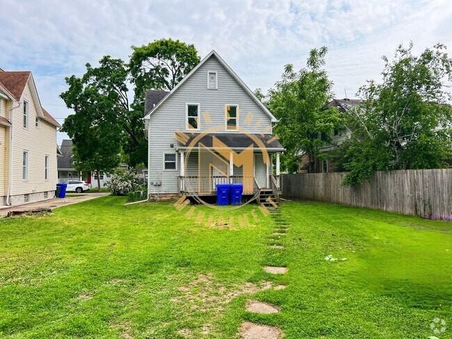 Building Photo - 1116 W 8th St Unit Upper Rental
