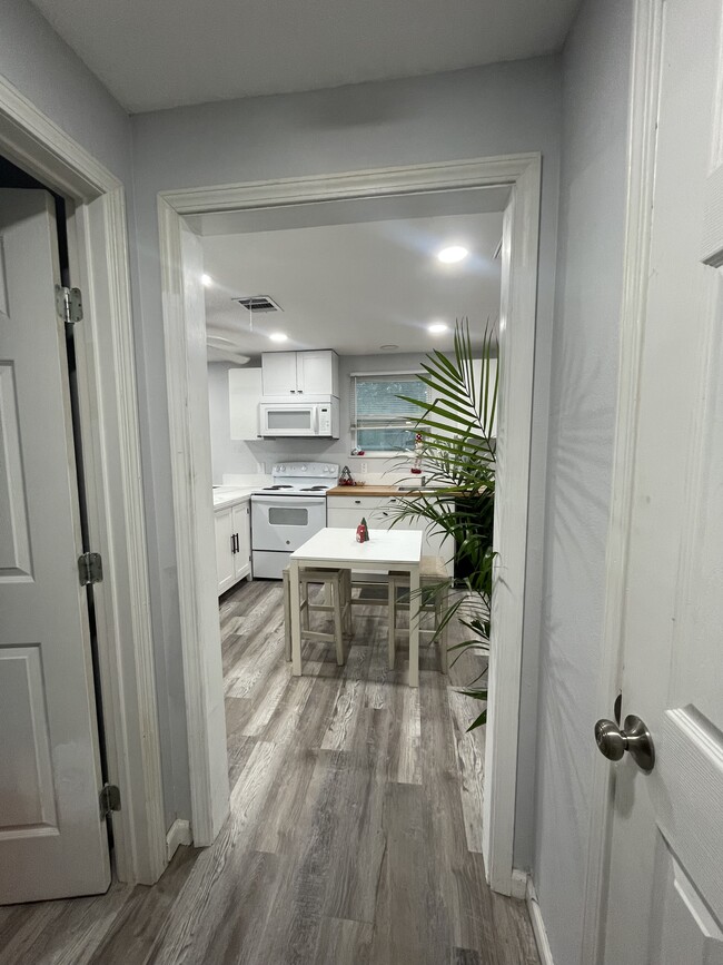 Building Photo - 208 E Magnolia St Unit Suite A