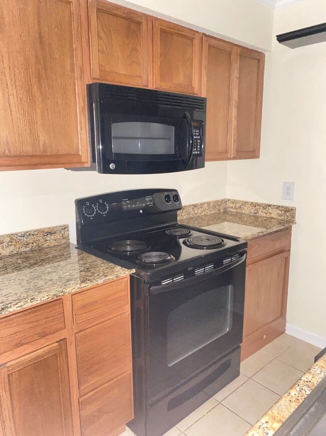 Photo - Beautiful Lake Plaza 1 Bedroom / 1 Bath Condo - Awesome Location