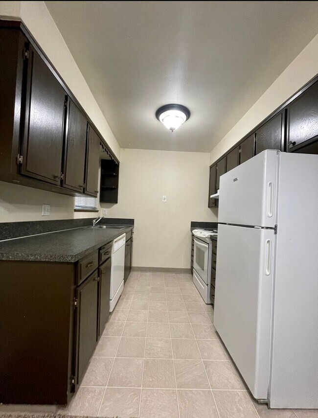 Photo - Montavilla 1 Bedroom Main Floor Apartment w/ A/C and Off Street Parking~ PETS WELCOME! 95 Walkscore! Unit 9041