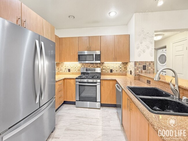 Building Photo - Beautiful 2 Bedroom 2 Bathroom Unit 2414