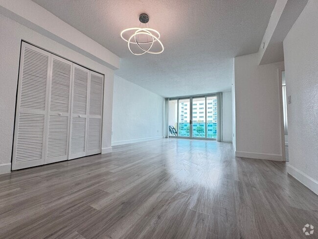 Building Photo - 7501 E Treasure Dr Unit 2L Rental