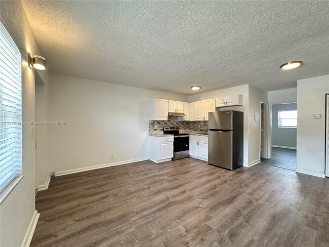 Building Photo - 3660 NE 11th Ave Unit 2 Rental