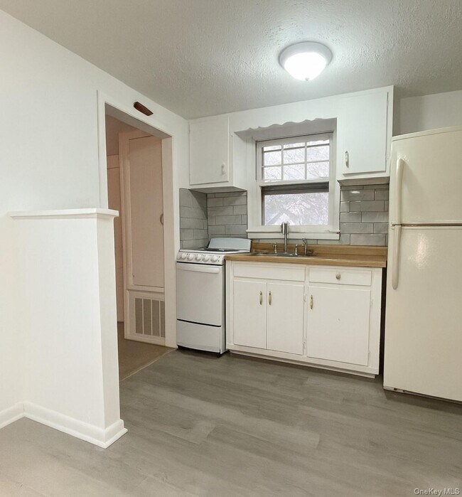 Photo - 27 Middle Line Ave